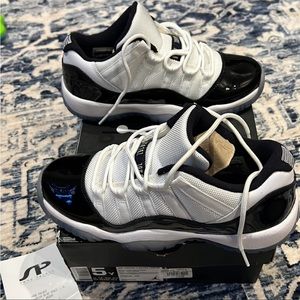 AIR JORDAN 11 RETRO LOW BG SIZE 5Y (KIDS) WITH ORIGINAL RECEIPT AND PACKAGING